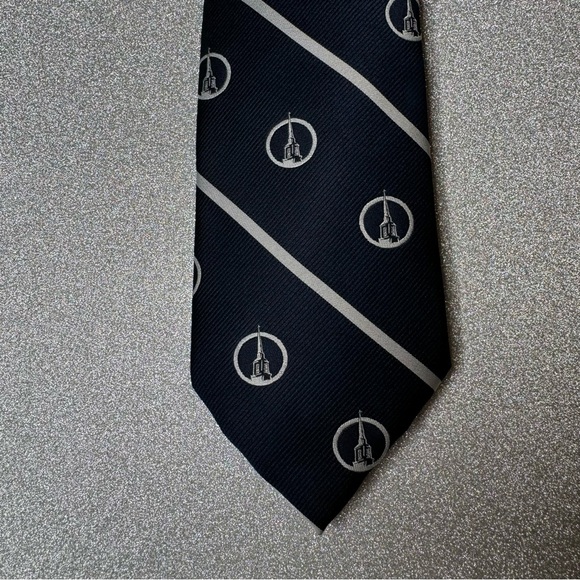 Rivetz of Boston dark blue whitish-silver silk and polyester blend neck tie. - Picture 9 of 9